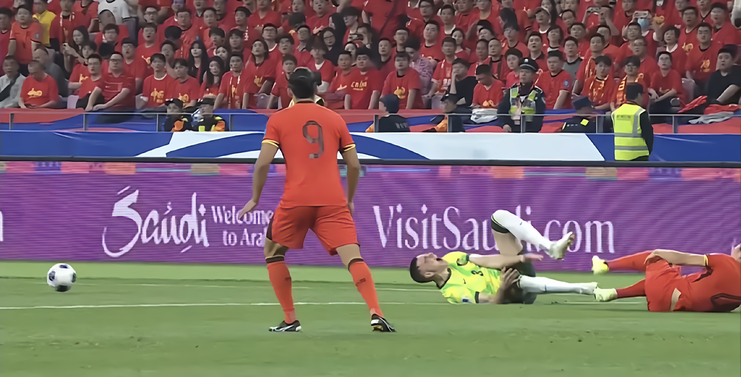 淘汰赛首回合开打硬战紧张赛况惊心的简单介绍