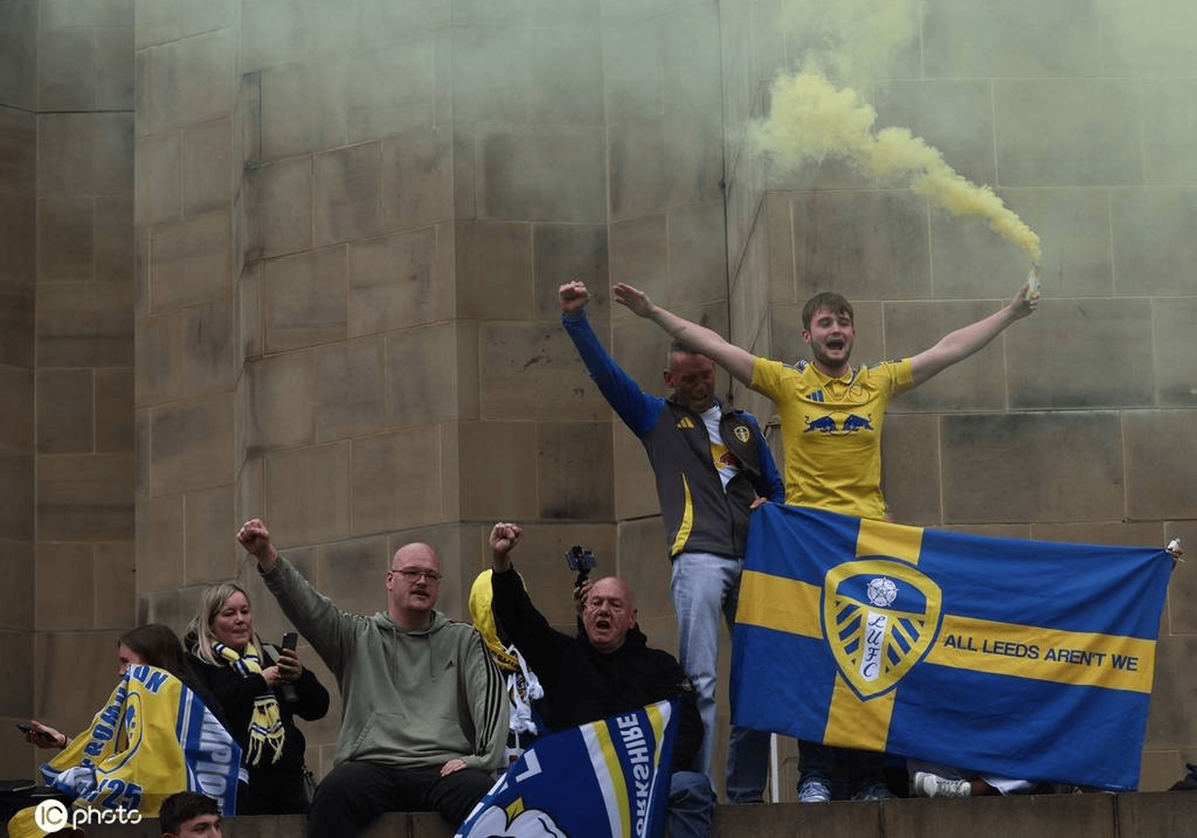 冠军庆祝游行拉开帷幕,球迷狂热追随的简单介绍 冠军庆祝游行拉开帷幕,球迷狂热追随的简单介绍