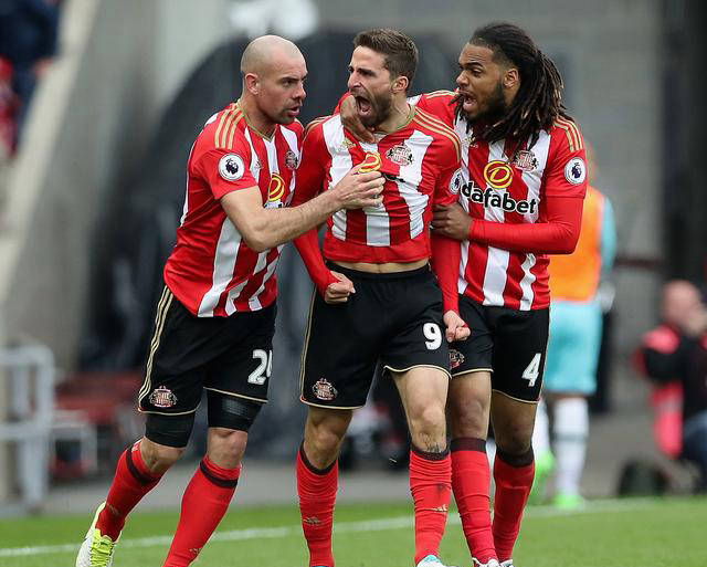 包含桑德兰防线漏洞百出，连续遭遇失利的词条