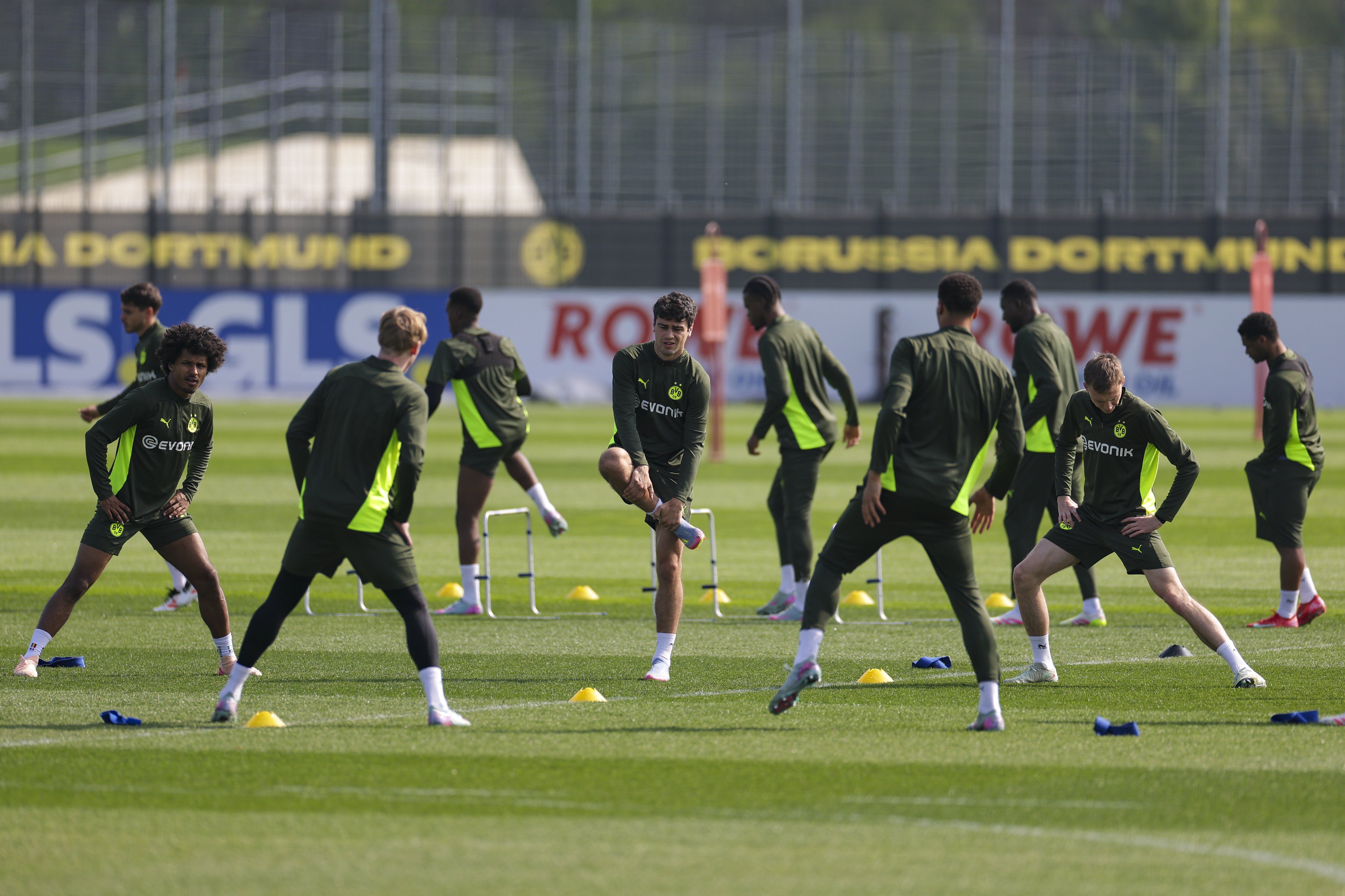 关于激烈角逐：欧洲俱乐部足球赛场纷争的信息