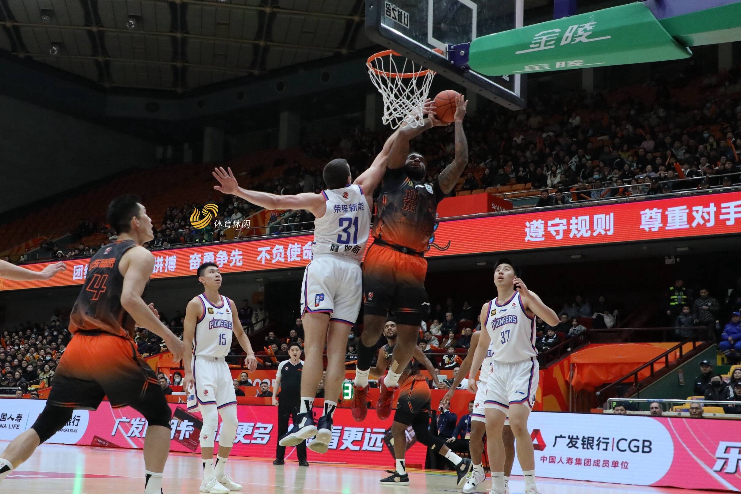 阜阳男篮中锋横扫篮板,助球队获胜 阜阳男篮中锋横扫篮板,助球队获胜