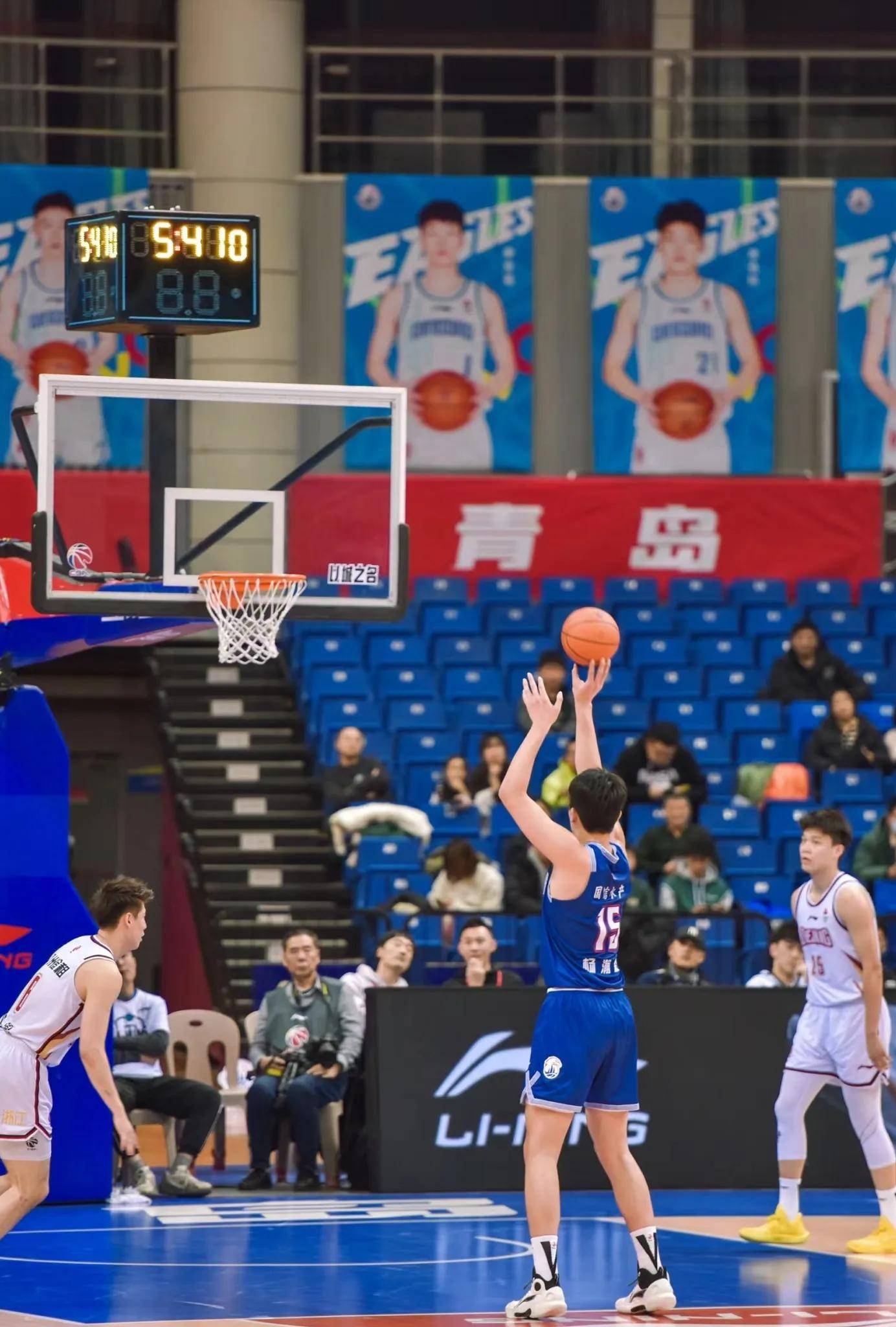 辽宁男篮主场大胜青岛，保持不败纪录