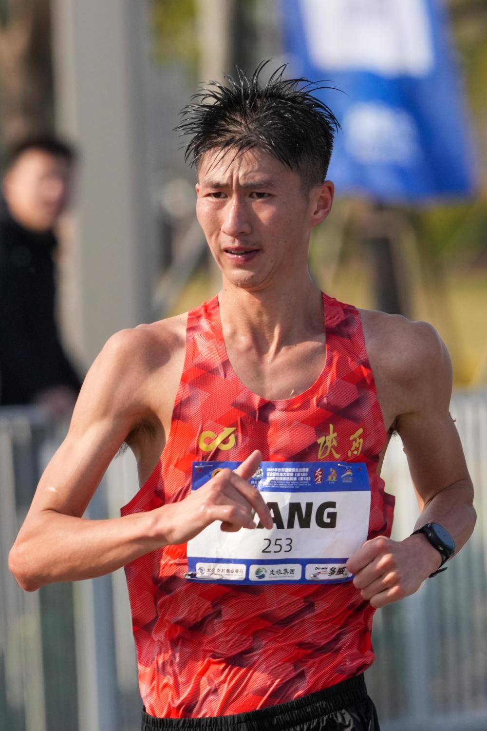 竞走比赛中日本选手超越对手 竞走比赛中日本选手超越对手