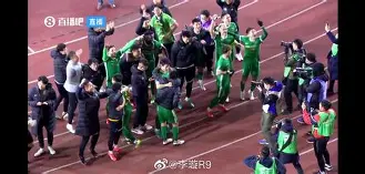 包含富勒姆升班马齐心协力，迎战重要对手的词条