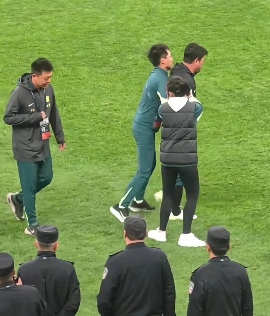 紧张比赛即将开始，双方实力均衡