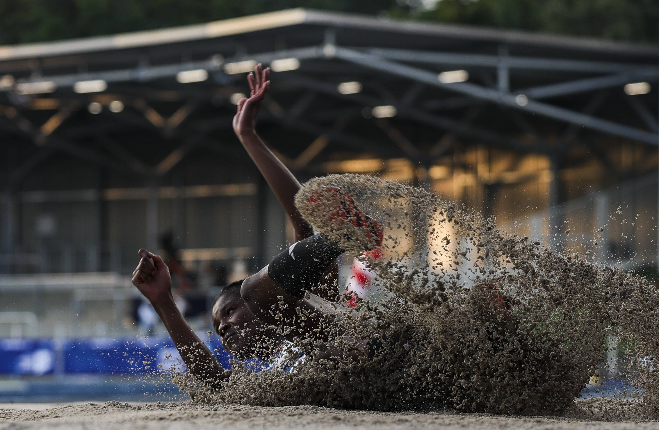 哥伦比亚选手在激烈比赛中夺冠 哥伦比亚选手在激烈比赛中夺冠