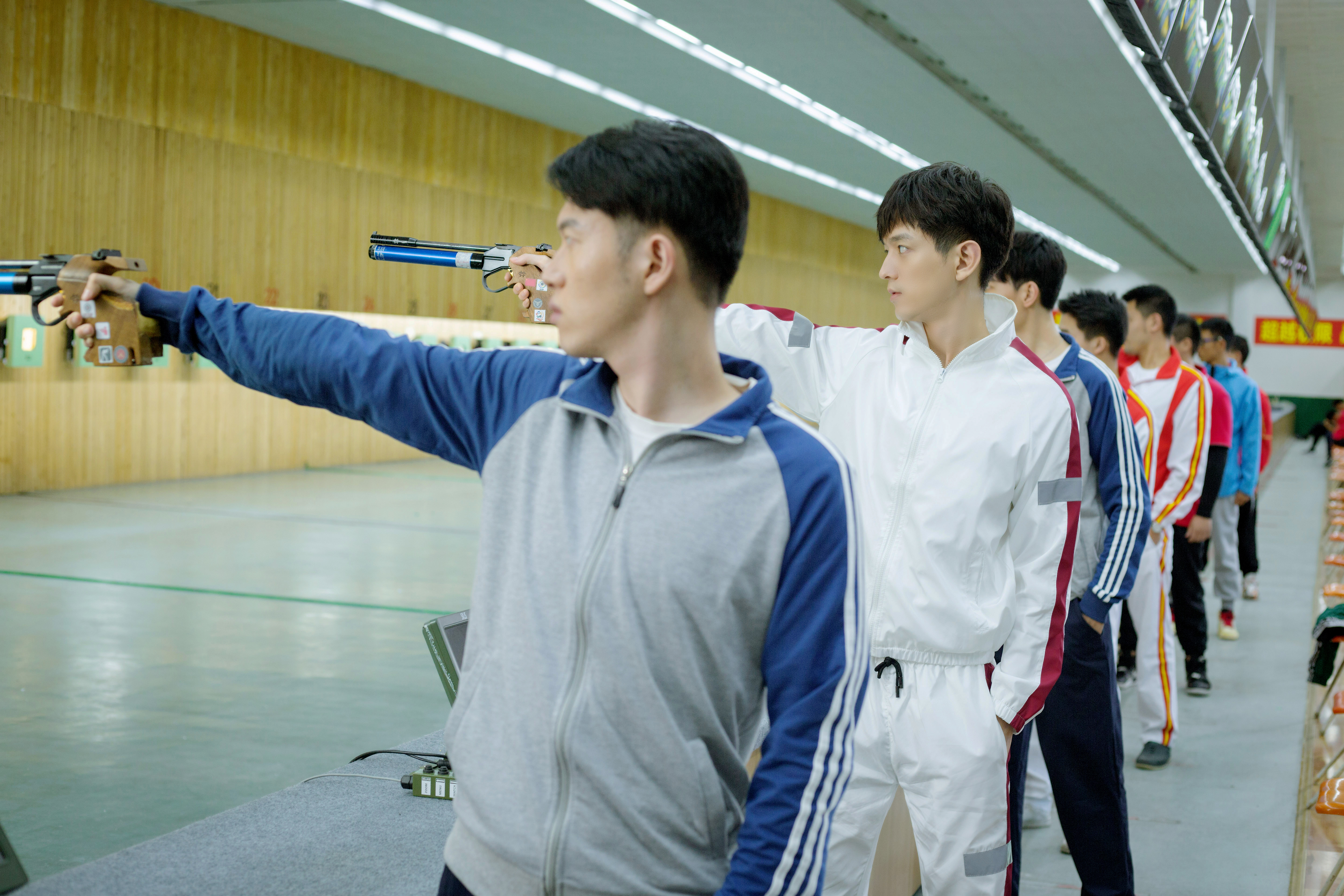 射击比赛中，选手稳定发挥击中靶心