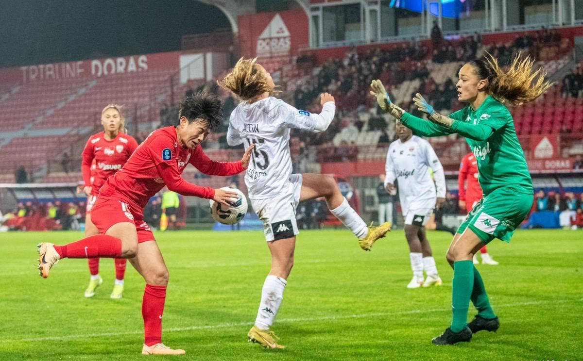 克鲁泽球员奋力拼搏,为球队攻入关键一球 克鲁泽球员奋力拼搏,为球队攻入关键一球