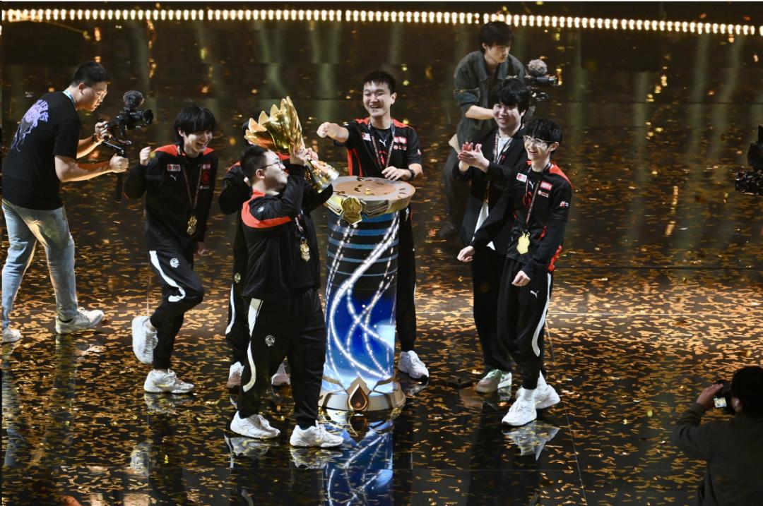 观众欢呼喝彩,战胜强敌荣耀夺冠的简单介绍 观众欢呼喝彩,战胜强敌荣耀夺冠的简单介绍