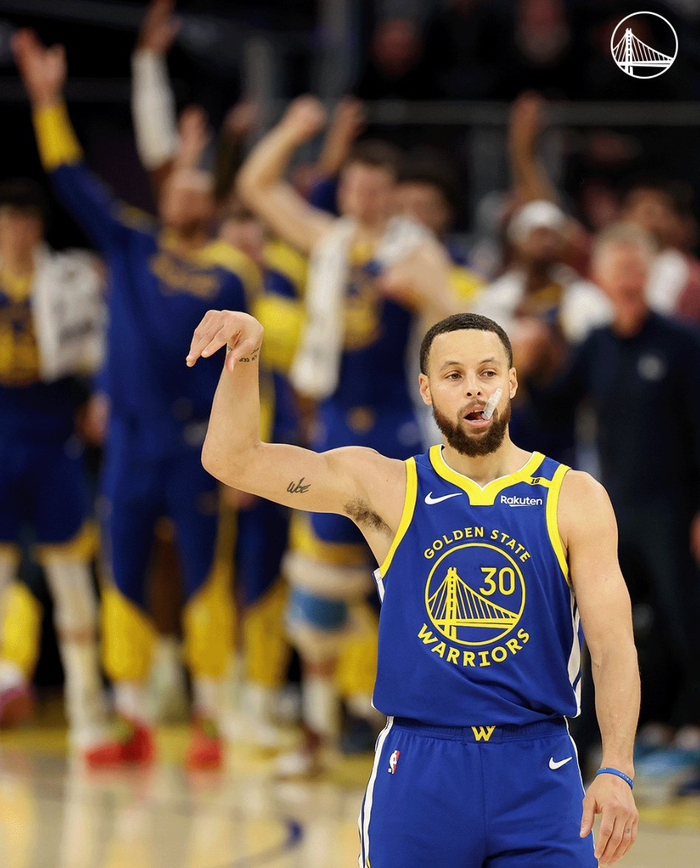 「库里状态回升,勇士豪取四连胜」 「库里状态回升,勇士豪取四连胜」